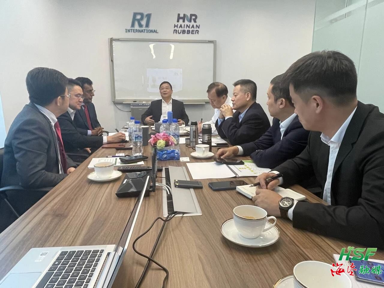 包洪文一行與R1公司座談交流。